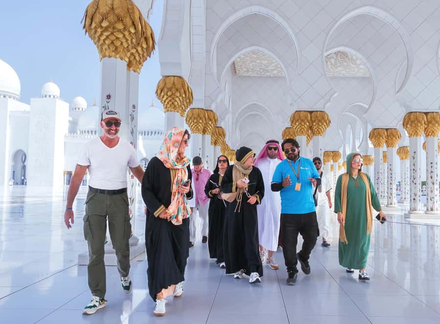 Abu Dhabi: Guided Walking Tour at Sheikh Zayed Grand Mosque - What the guide adds to the visit