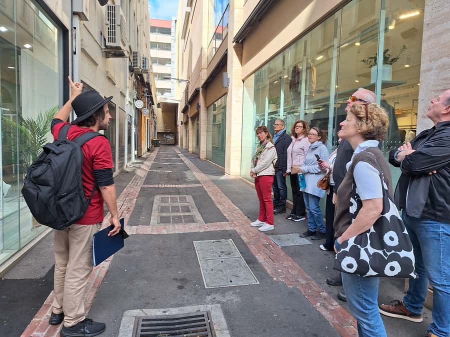 Adelaide: Guided Ultimate Walking Tour with Drink and Snack - The guides make or break this kind of walk