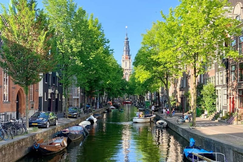 Amsterdam: Anne Frank Guided Walking Tour in DE/EN/IT/ES - A serious history walk that begins at Waag