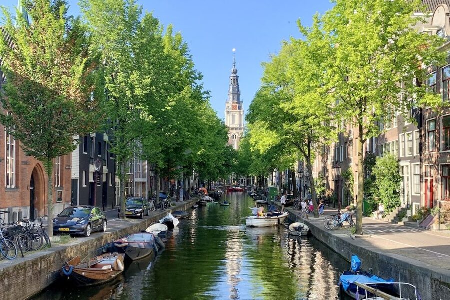 Amsterdam: Anne Frank Guided Walking Tour in DE/EN/IT/ES - National Holocaust Names Monument: a powerful ending