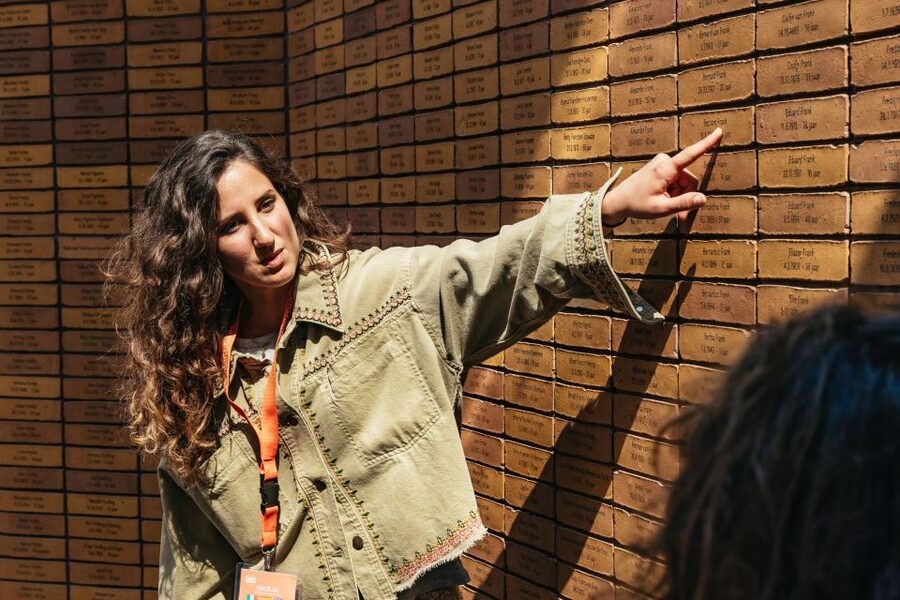 Amsterdam Anne Frank: Small-Group Walking Tour & Local Guide - Why this Anne Frank walk works better than a simple museum substitute