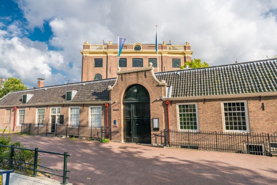 Amsterdam Anne Frank: Small-Group Walking Tour & Local Guide - The Dokwerker and the meaning of public resistance