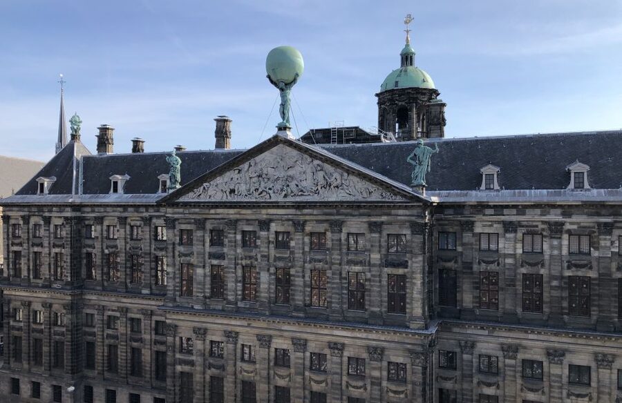 Amsterdam: City Center Walking Tour in italian - Starting at Dam Square with a blue umbrella