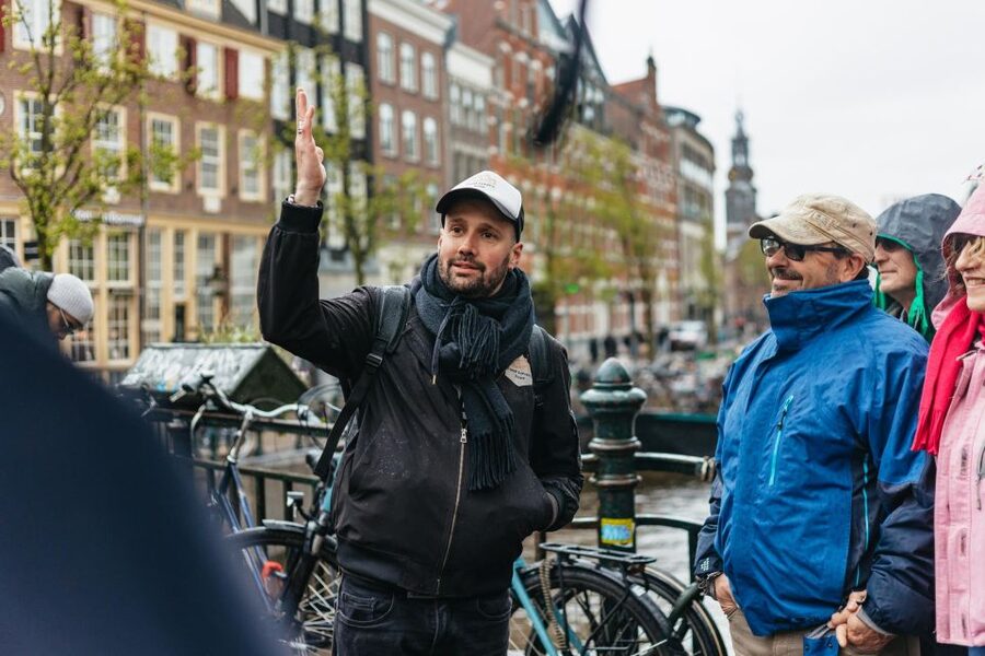 Amsterdam: Food and Culture Walking Tour with Tastings - Roman’s guiding style and the group atmosphere