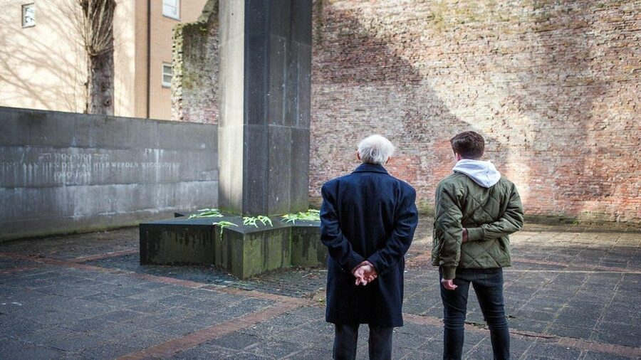 Amsterdam: Guided Anne Frank Small-Group Walking Tour - Meeting the guide at the Portuguese Synagogue