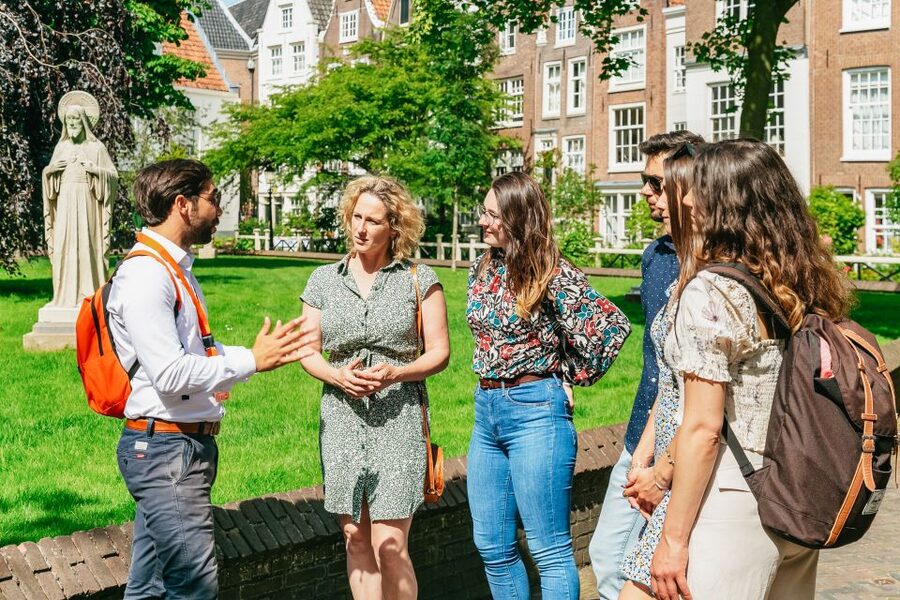 Amsterdam: Historical Highlights Walking Tour with Tasting - Hearing Amsterdam’s story from a live local guide