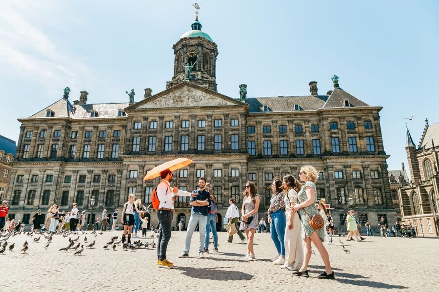 Amsterdam: Historical Highlights Walking Tour with Tasting - What $34 buys you in two hours