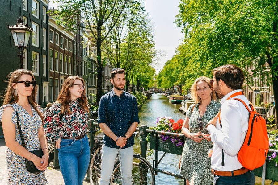 Amsterdam: Historical Highlights Walking Tour with Tasting - Finding calm at Begijnhof