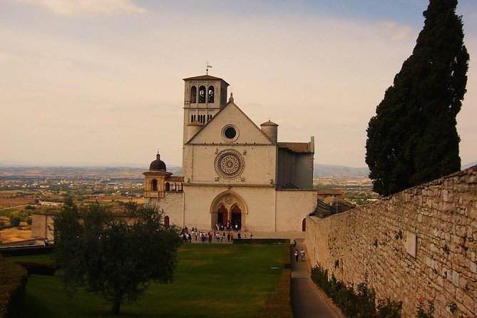 Assisi Private Walking Tour including St. Francis Basilica - Piazza del Comune and Assisi’s Roman past