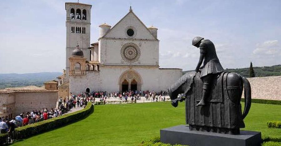 Assisi: Private Walking Tour with St. Francis Basilica - San Rufino and the layers beneath Assisi