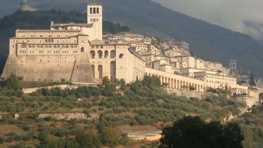 Assisi: Private Walking Tour with St. Francis Basilica - Walking Assisi’s lanes, walls, and courtyards