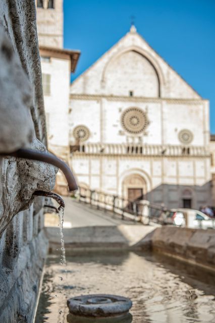 Assisi: Walking Tour with St. Francis Basilica Visit - Pace, group size, and the value of local guidance