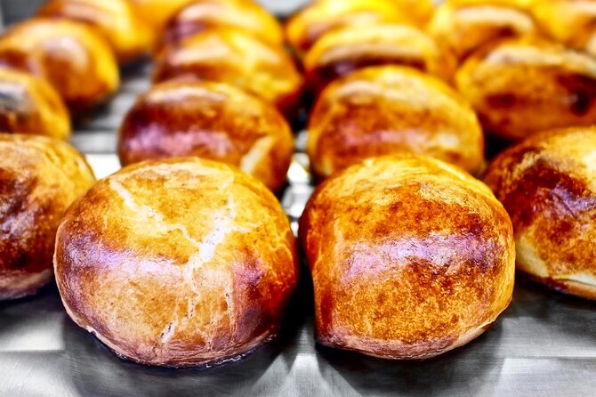 Authentic Naples Food Tour with 8+ Tastings of Pizza, Wine & More - The old lanes around San Gregorio Armeno