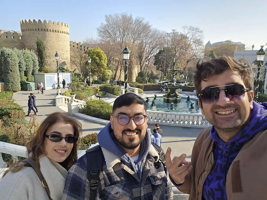 Baku: Stunning Walking Tour of Historical and Modern City - Spending 75 minutes inside Icherisheher