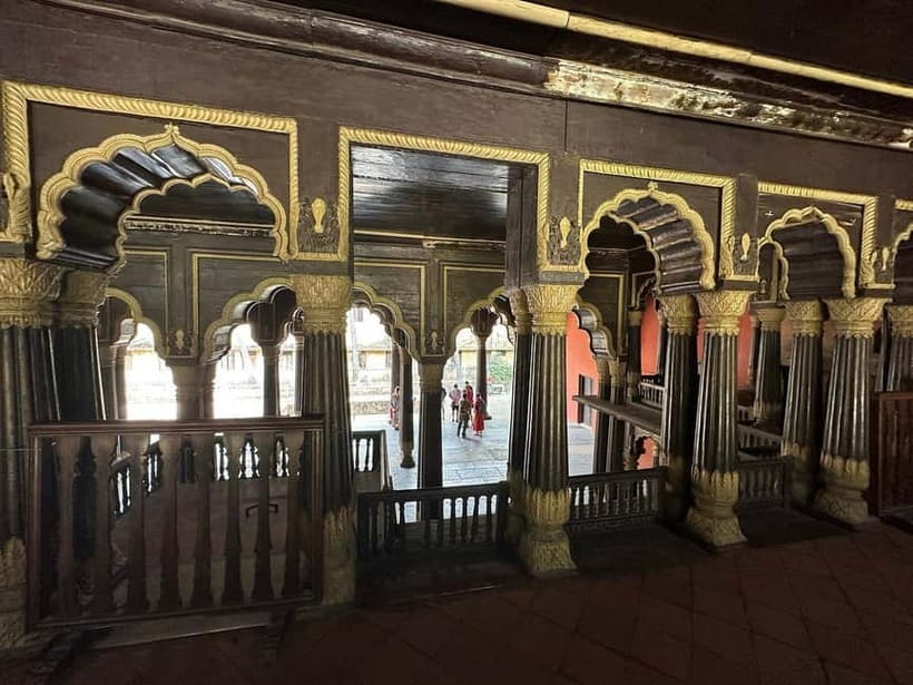 Bangalore: Palace, Temples, Fort & Markets Walking Tour - Starting at Tipu Sultan’s teak palace
