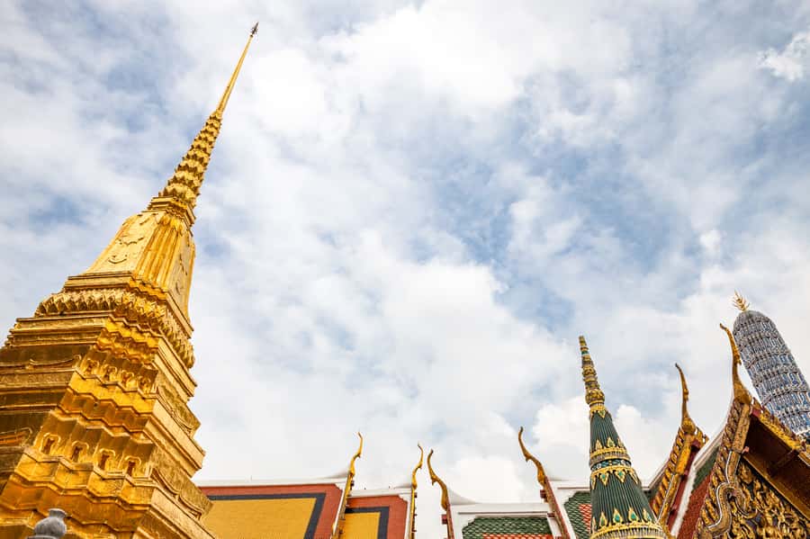 Bangkok: City Highlights Temple and Market Walking Tour - The Grand Palace, royal ceremony, and visual overload