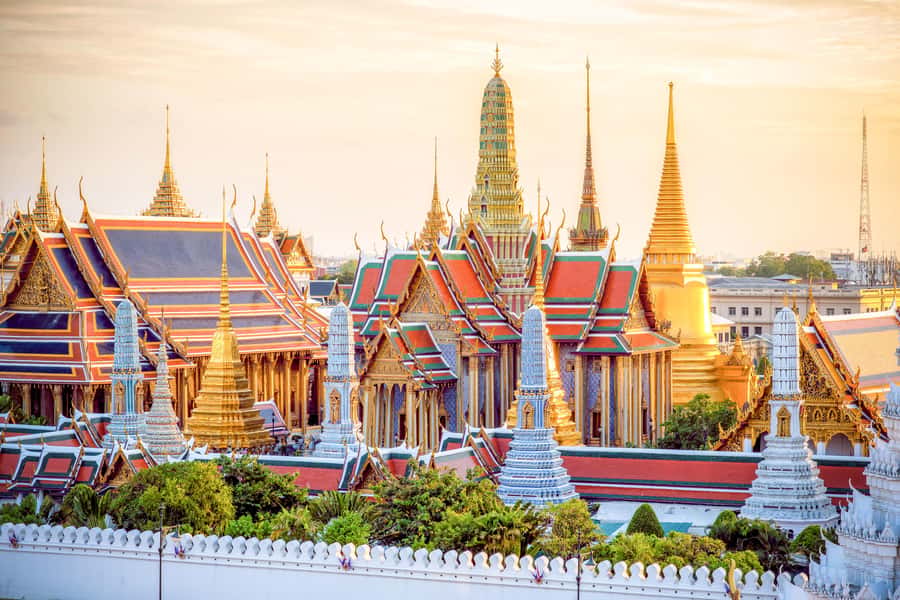 Bangkok: City Highlights Temple and Market Walking Tour - The amulet market and the road to the Grand Palace