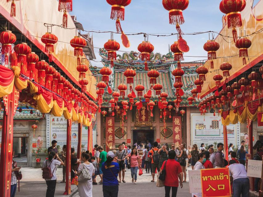 Bangkok: Discover a Taste of Chinatown – 2 Hr Walking Tour - Temples, customs, and the parts between meals