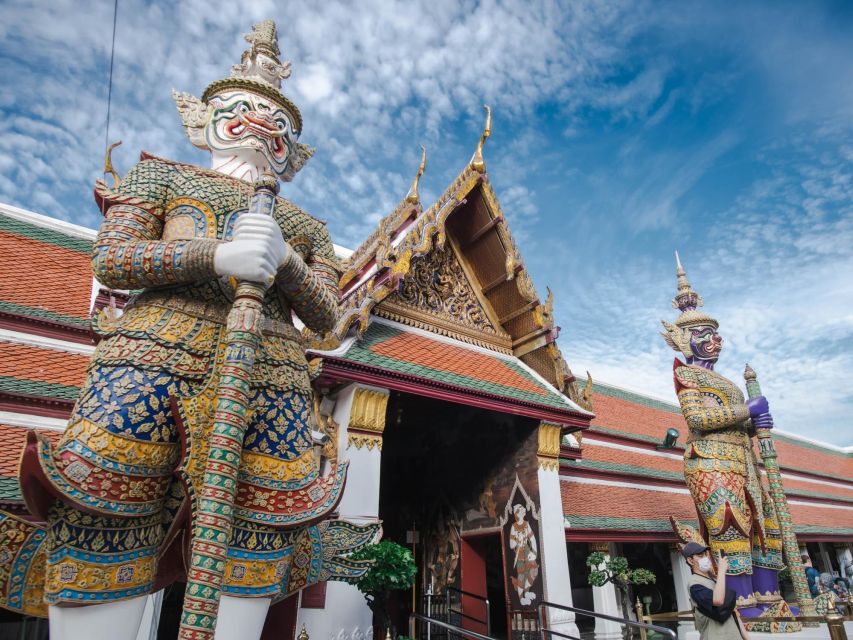 Bangkok: Grand Palace and Wat Arun Guided Walking Tour - Wat Phra Kaew and the Emerald Buddha