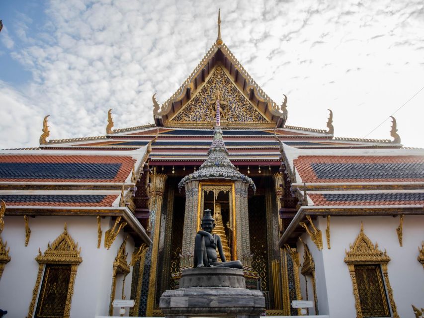 Bangkok: Grand Palace and Wat Arun Guided Walking Tour - The tuk tuk ride to Tha Tian