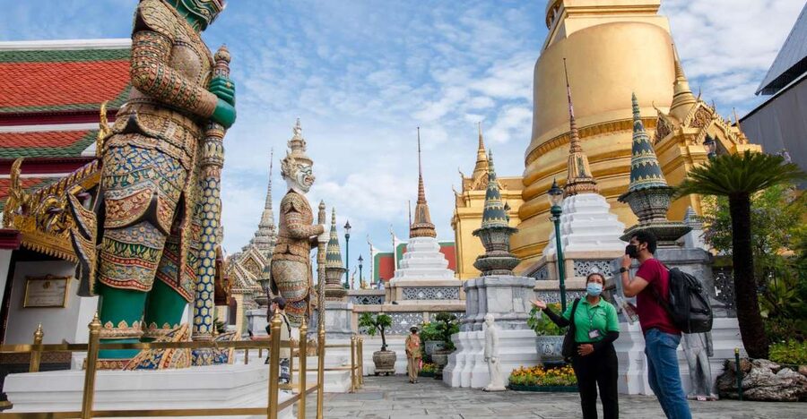 Bangkok: Grand Palace and Wat Arun Guided Walking Tour - Meeting your guide at Tha Chang