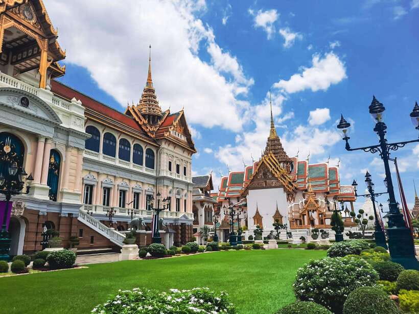 Bangkok: Grand Palace and Wat Phra Kaew Guided Walking Tour - What the guides add to the experience