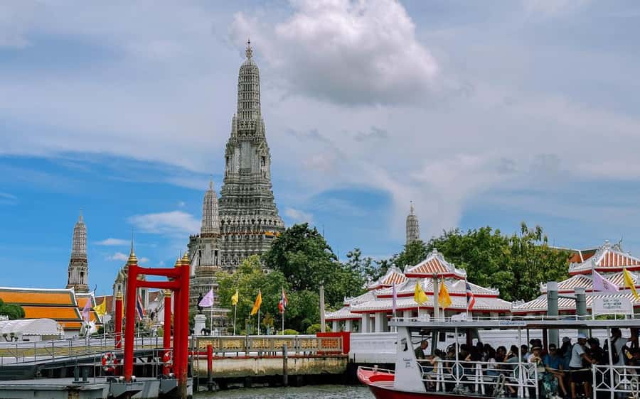 Bangkok: Grand Palace, Wat Pho, & Wat Arun Walking Tour - Wat Phra Kaew and the Grand Palace at 8:45 AM