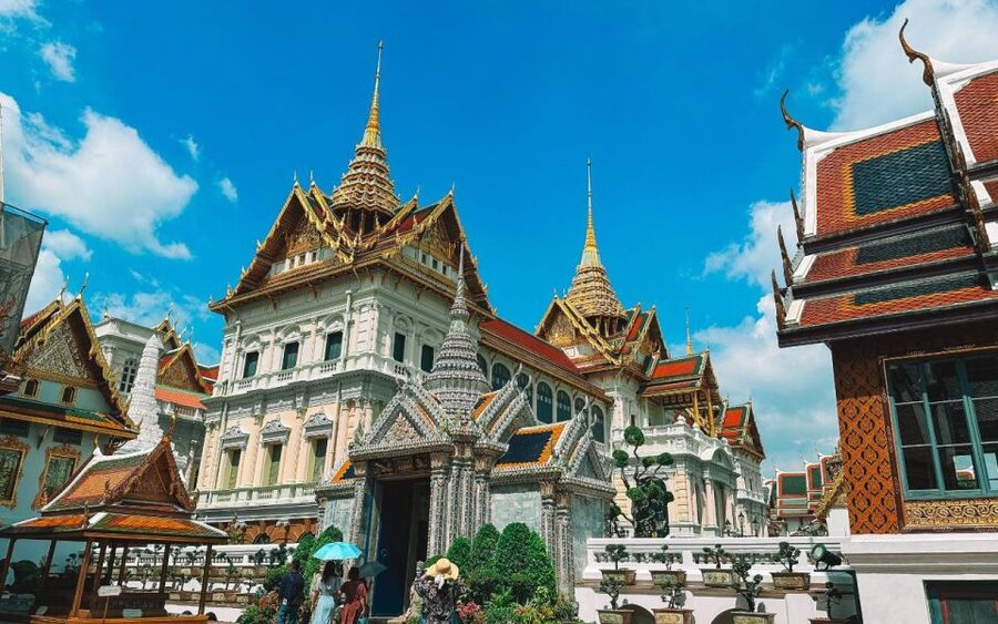 Bangkok: Grand Palace, Wat Pho, & Wat Arun Walking Tour - Wat Arun, the porcelain-covered Temple of Dawn