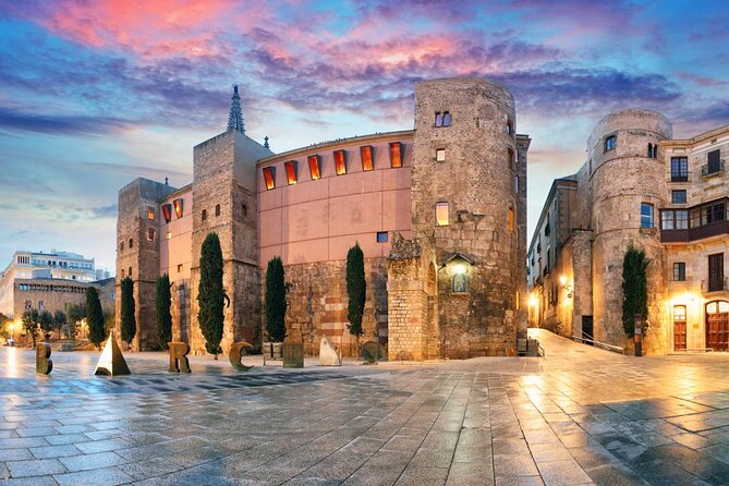 Barcelona 1.5h Private Old Town, Gothic & Ramblas Walking Tour - Plaça Reial: A bright pause in the old city