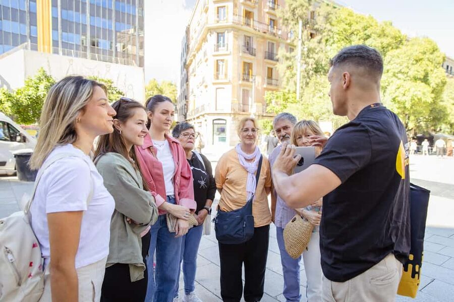 Barcelona: City Walking Tour with a Local Guide - The Kiss of Freedom