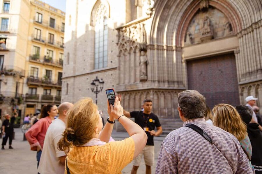 Barcelona: City Walking Tour with a Local Guide - Barcelona Cathedral and La Casa de l’Ardiaca