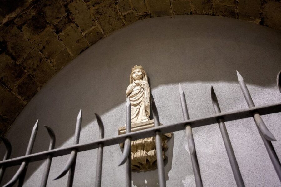 Barcelona: Dark History Night Walking Tour - Who should book this tour?