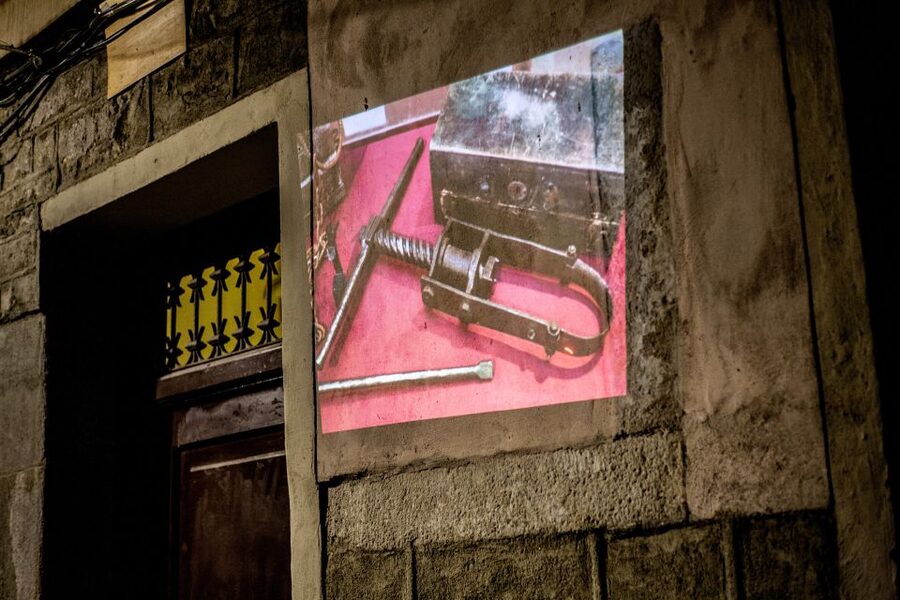 Barcelona: Dark History Night Walking Tour - Props, readings, and a portable projector