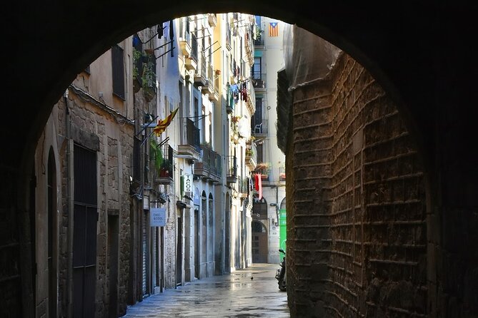 Barcelona Food Tour: Tapas, Paella, Sangria & 8+ Local Tastings - What the guides add to the meal
