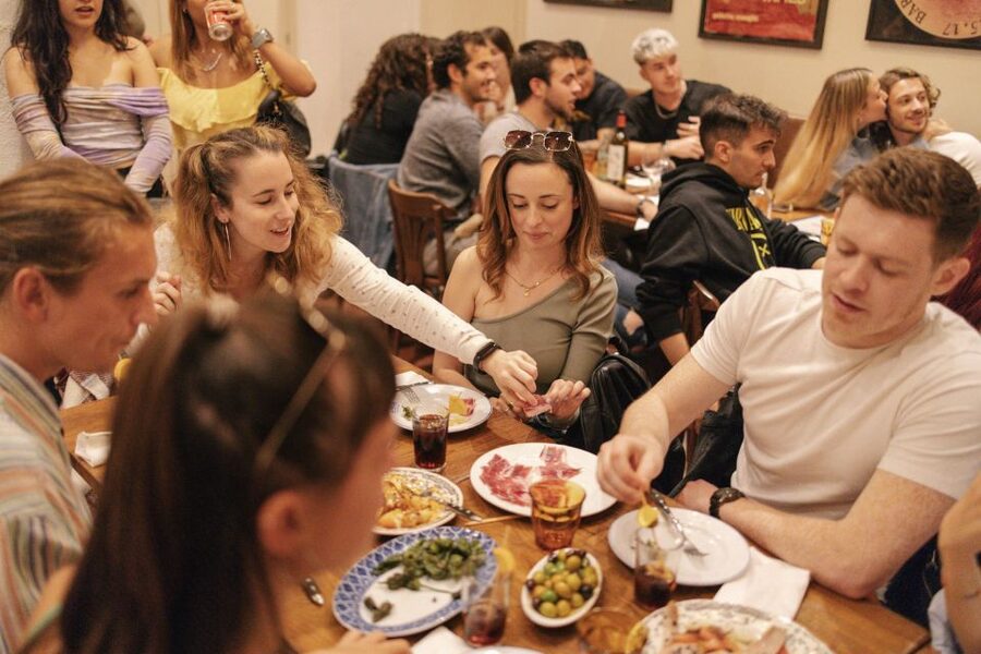Barcelona: Food Walking Tour with Tapas and Wine - The guides make the difference