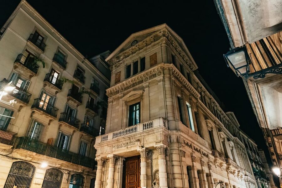 Barcelona: Gothic Quarter Ghosts and Legends Walking Tour - The Traveller’s Nest Bar makes an easy starting point