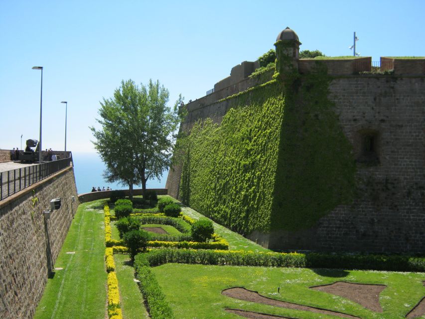 Barcelona: Gothic Quarter Walking Tour w/ Montjuïc Cable Car - Key points at a glance