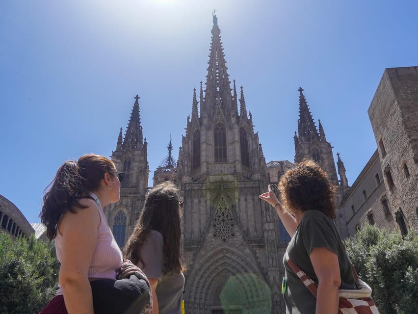 Barcelona: Gothic Quarter Walking Tour w/ Montjuïc Cable Car - The panoramic coach and Passeig de Gràcia