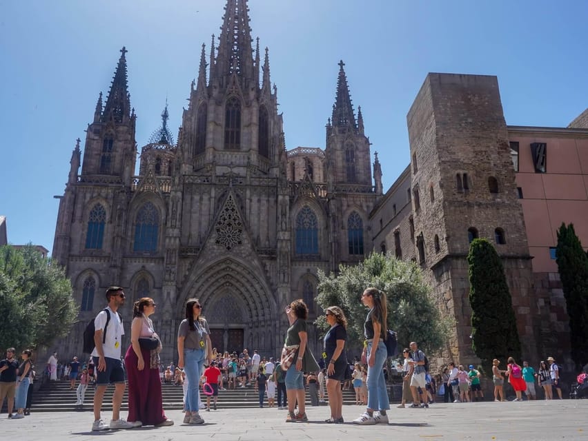 Barcelona: Gothic Quarter Walking Tour w/ Montjuïc Cable Car - Why the guides matter