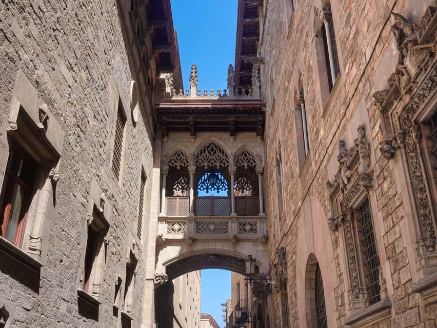 Barcelona: Gothic Quarter Walking Tour w/ Montjuïc Cable Car - Who should book this experience?