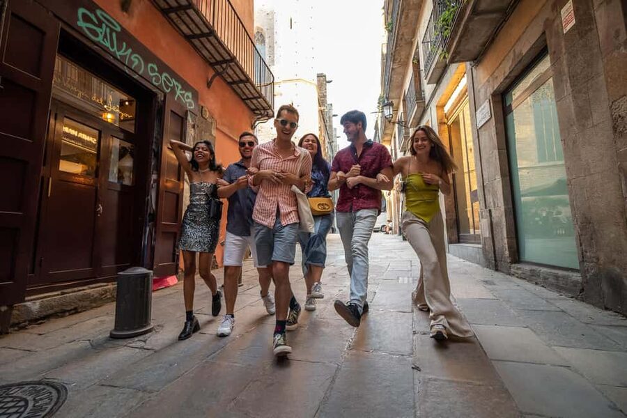Barcelona: Gothic Quarter Walking Tour with 10+ Attractions - Key points at a glance