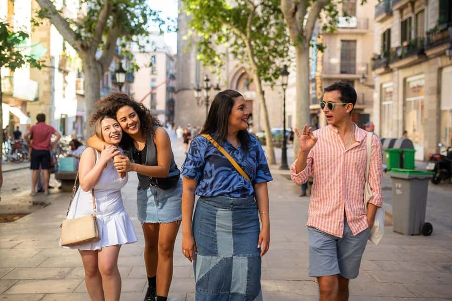 Barcelona: Gothic Quarter Walking Tour with 10+ Attractions - Meeting the guide near Roman aqueduct remains