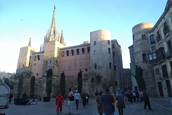 Barcelona Gothic Quarter Walking Tour with Tapas - Barcelona Cathedral: a 30-minute look at the Gothic center