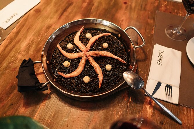 Barcelona: Guided Food Walking Tour with Tapas and Wine - Choosing pintxos on Carrer de Montcada