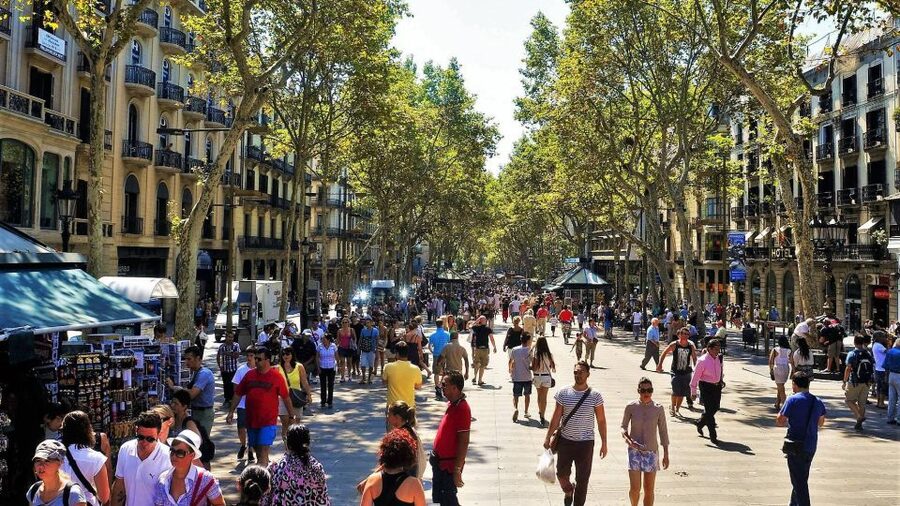Barcelona: Old Town and Gothic Quarter Walking Tour - Santa Maria del Mar and the move toward El Born