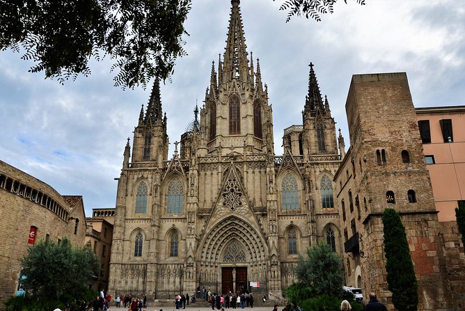 Barcelona Old Town & Gothic Quarter Small Group Tour - Boqueria Market: color, food, and a useful pause