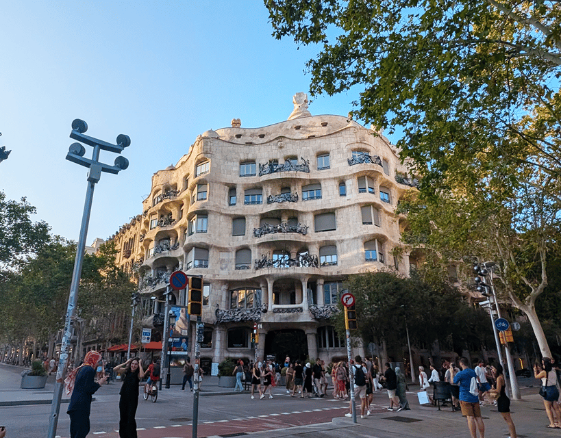 Barcelona: Old Town Private Walking Tour of Past and Present - Who should book this walk