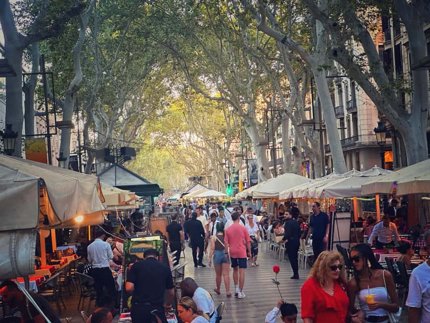 Barcelona: Ramblas, Old Town & Gaudí Houses Walking Tour - The five-minute café break and metro connection