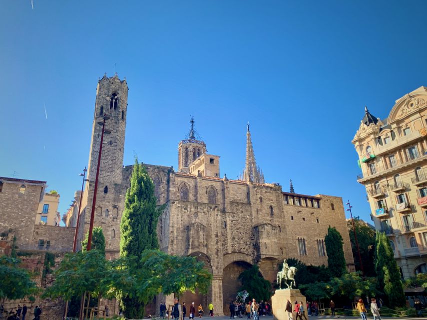 Barcelona: Ramblas, Old Town & Gaudí Houses Walking Tour - Casa Milà, known as La Pedrera