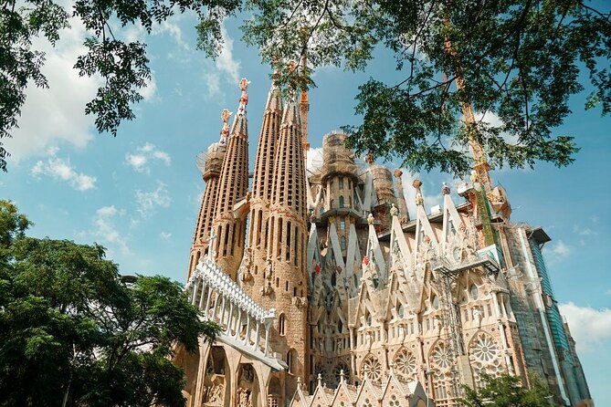 Barcelona: Sagrada Familia, Park Guell & Tapas Private Tour - Why this tour works for a first day in Barcelona
